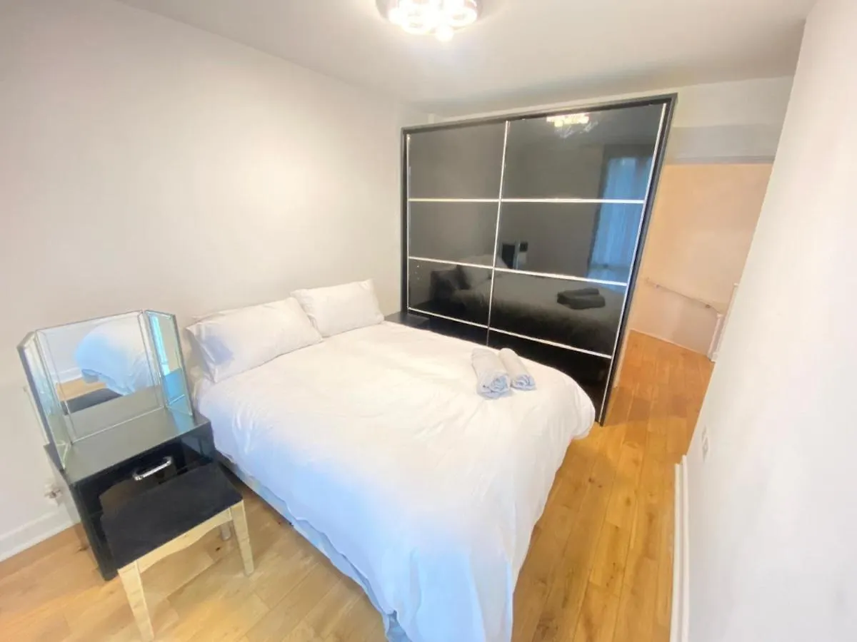 London East Side Duplex Apartment 0*,  United Kingdom